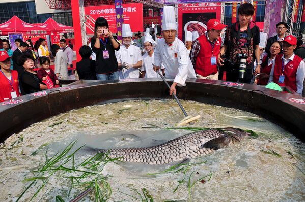Рыба весом более 80 килограмм тушится с овощами на фестивале еды в Чжэнчжоу - Sputnik Беларусь