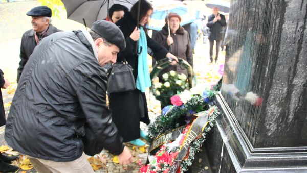 Участники акции памяти возлагают цветы к мемориалу Яма - Sputnik Беларусь