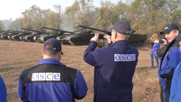 СПУТНИК_Представители ОБСЕ фотографировали отвод танков ЛНР от линии соприкосновения - Sputnik Беларусь