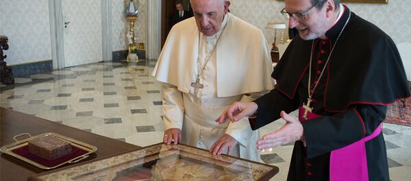 Архиепископ Клаудио Гуджеротти и Папа Франциск с подарком Архиепископ Клаудио Гуджеротти и Папа Франциск с подарком - Sputnik Беларусь