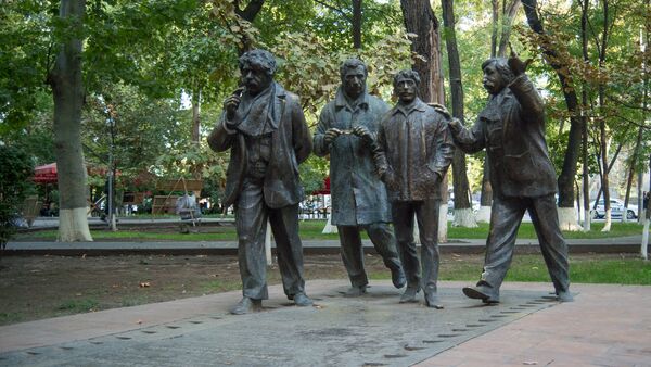 Мужчины - памятник главным персонажам  одноименного армянского комедийного фильма - Sputnik Беларусь