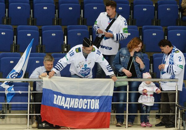 Болельщики Адмирала готовятся к матчу регулярного чемпионата Континентальной хоккейной лиги - Sputnik Беларусь