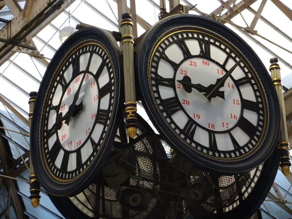 Часы на вокзале Ватерлоо в Лондоне - Sputnik Беларусь