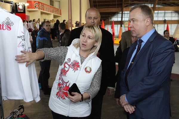 Министр спорта и туризма Александр Шамко на показе одежды был сдержан - Sputnik Беларусь