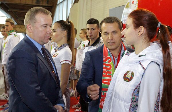 Министр спорта и туризма Александр Шамко осмотрел стенд каждого из производителей  - Sputnik Беларусь