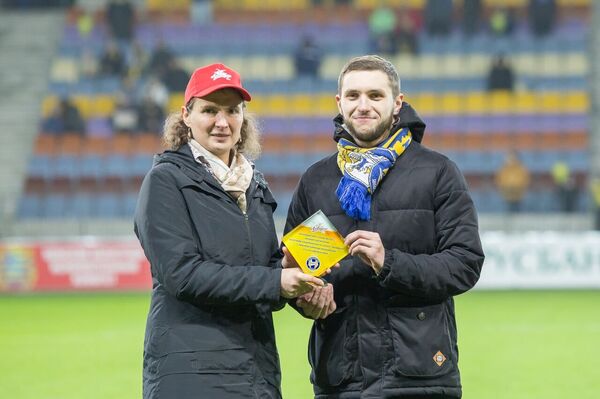 Галоўны півавар Аліварыі Наталля Арлова ўручае Кубак балельшчыка Пятру Галоўны півавар Аліварыі Наталля Арлова ўручае Кубак балельшчыка Пятру - Sputnik Беларусь