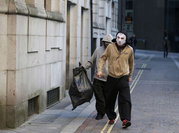 Сквоттеры в масках возле бывшего здания биржи в Манчестере - Sputnik Беларусь