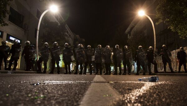 Полицейские разгоняют протестующих в Черногории - Sputnik Беларусь