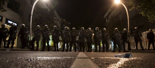 Полицейские разгоняют протестующих в Черногории Полицейские разгоняют протестующих в Черногории - Sputnik Беларусь