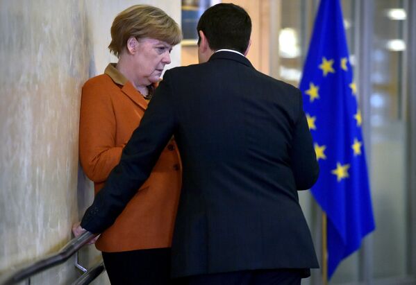 Премьер-министр Греции Алексис Ципрас (справа) беседует с канцлером Германии Ангелой Меркель - Sputnik Беларусь
