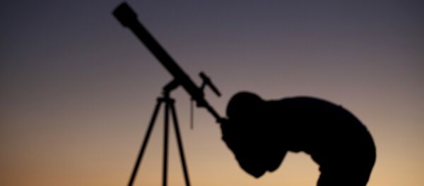 Человек наблюдает за звездами Человек наблюдает за звездами - Sputnik Беларусь