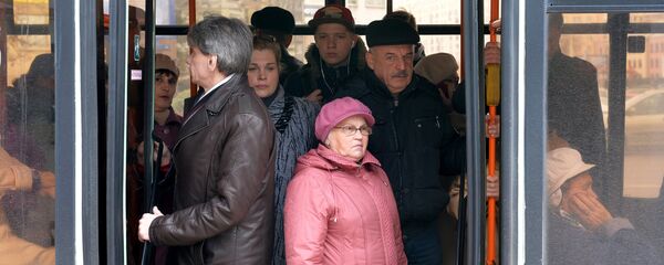 Пассажиры в автобусе - Sputnik Беларусь