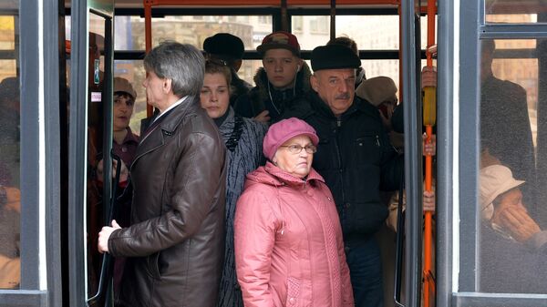 Пассажиры в автобусе - Sputnik Беларусь
