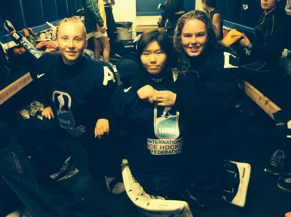 Кристина (слева) с партнерами по команде на международном хоккейном турнире Кристина (слева) с партнерами по команде на международном хоккейном турнире - Sputnik Беларусь