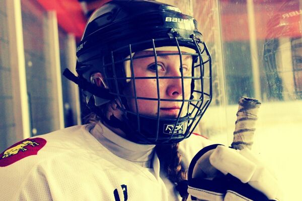 Кристина не понимает, как смысл футбола, а вот с хоккеем ей все предельно ясно Кристина не понимает, как смысл футбола, а вот с хоккеем ей все предельно ясно - Sputnik Беларусь