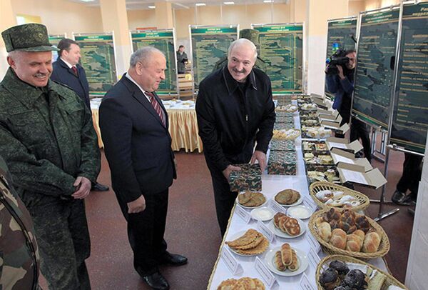 Александр Лукашенко во время посещения 120-й отдельной механизированной бригады, 27 октября 2015 года - Sputnik Беларусь