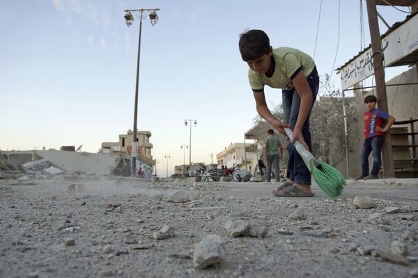Сирийский мальчик убирает улицу после авиадуров - Sputnik Беларусь
