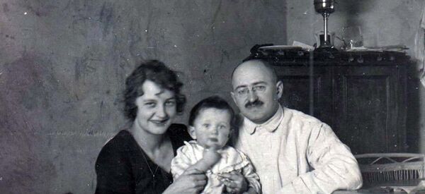 Переводчик Гомера и автор первой белорусской грамматики Бронислав Тарашкевич с семьей. Расстрелян в 1938-м Переводчик Гомера и автор первой белорусской грамматики Бронислав Тарашкевич с семьей. Расстрелян в 1938-м - Sputnik Беларусь