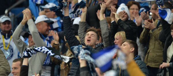 Болельщики Динамо-Минск радуются забитому голу своей команды в матче против Магнитки - Sputnik Беларусь