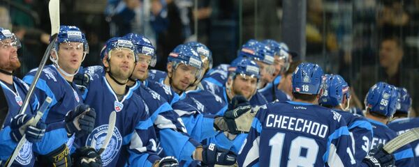 Хоккеисты Динамо после гола в ворота магнитогорского Металлурга - Sputnik Беларусь