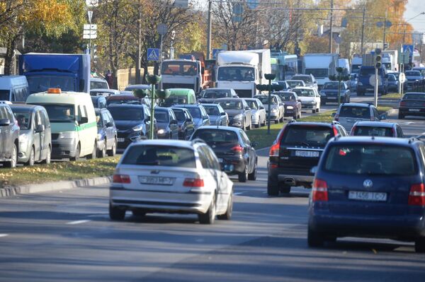 Автомобили стоят на улице Орловской Автомобили стоят на улице Орловской - Sputnik Беларусь