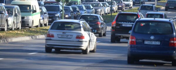 Автомобили стоят на улице Орловской - Sputnik Беларусь