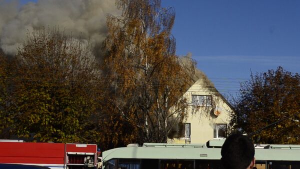 Клубы дыма и вой сирен: частный дом горел в Минске - Sputnik Беларусь