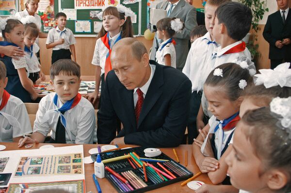 Президент России Владимир Путин со школьниками - Sputnik Беларусь