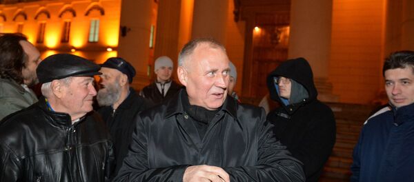 Николай Статкевич возле здания КГБ - Sputnik Беларусь