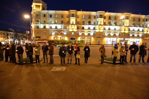 Участники несанкционированного пикета в память о жертвах сталинских репрессий возле здания КГБ в Минске  - Sputnik Беларусь