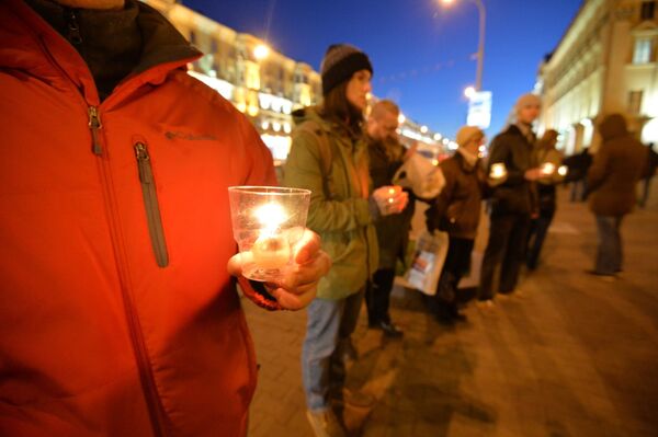 Участники несанкционированного пикета в память о жертвах сталинских репрессий со свечками в руках у здания КГБ - Sputnik Беларусь