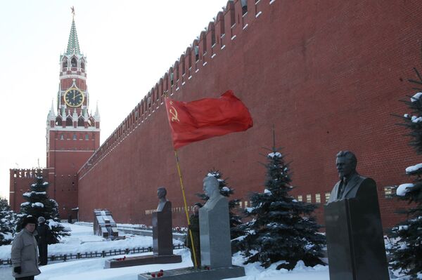 Красный флаг у могилы Иосифа Сталина - Sputnik Беларусь