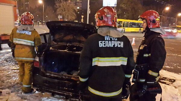 Сотрудники МЧС потушили горевший автомобиль BMW - Sputnik Беларусь