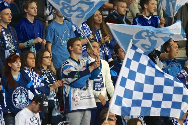 Фан-сектор ХК Динамо-Минск во время матча с уфимской командой   - Sputnik Беларусь