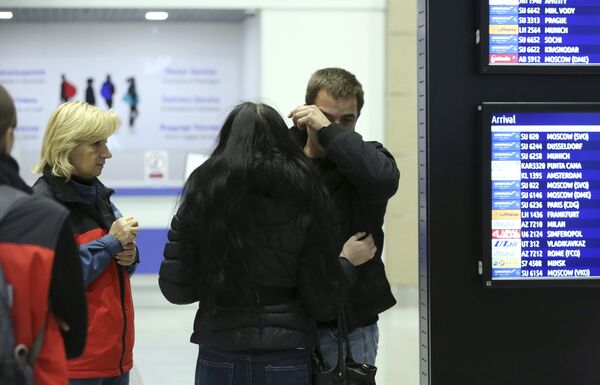 Родственники погибших и сотрудники МЧС в аэропорту Пулково в Санкт-Петербурге - Sputnik Беларусь