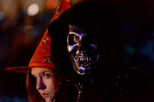Минчане не пожалели денег на маски и костюмы - Sputnik Беларусь