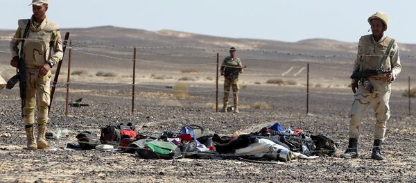 Египетские солдаты собирают обломки на месте крушения российского авиалайнера А321 - Sputnik Беларусь