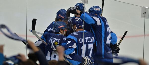 Игроки Динамо-Минск празднуют гол в ворота соперника - Sputnik Беларусь