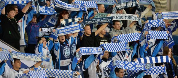 Радостные болельщики минского Динамо в фан-секторе на Минск-Арене Радостные болельщики минского Динамо в фан-секторе на Минск-Арене - Sputnik Беларусь