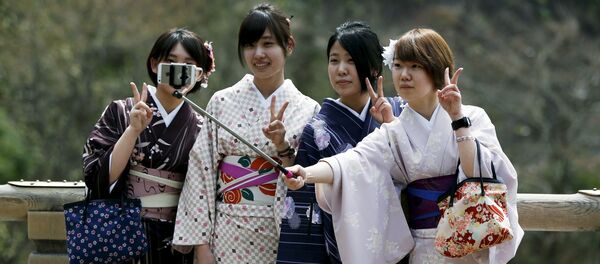 Дзяўчаты ў нацыянальных японскіх кімано Дзяўчаты ў нацыянальных японскіх кімано - Sputnik Беларусь