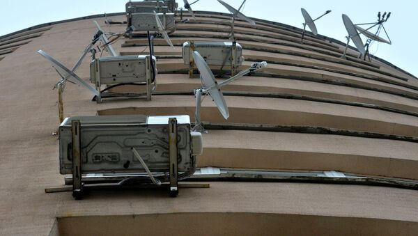 Кондиционеры и спутниковые тарелки на фасаде здания - Sputnik Беларусь