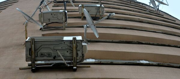 Кондиционеры и спутниковые тарелки на фасаде здания Кондиционеры и спутниковые тарелки на фасаде здания - Sputnik Беларусь