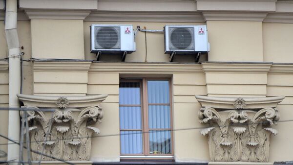 Кандыцыянеры на фасадзе гістарычнага будынка - Sputnik Беларусь