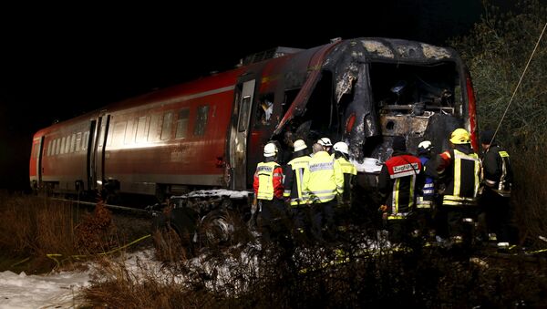 Пожарные возле поезда, врезавшегося в тягач в Баварии - Sputnik Беларусь