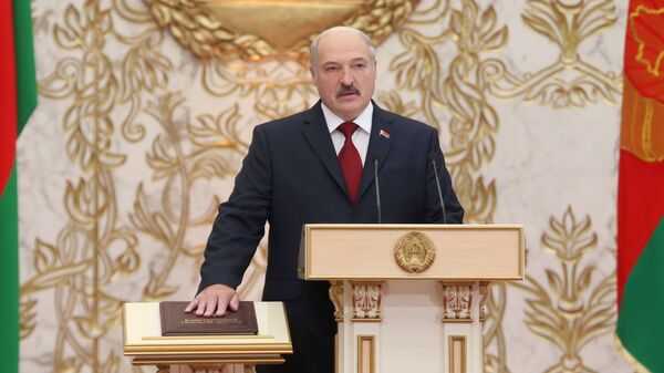 Александр Лукашенко вступает в должность президента Беларуси, церемония инаугурации состоялась во Дворце Независимости, ноябрь 2015 года - Sputnik Беларусь