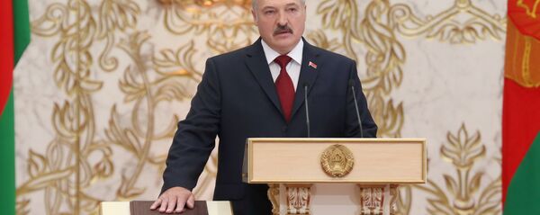 Аляксандр Лукашэнка ўступае на пасаду прэзідэнта Беларусі, цырымонія інаўгурацыі адбылася ў Палацы Незалежнасці, лістапад 2015 года Аляксандр Лукашэнка ўступае на пасаду прэзідэнта Беларусі, цырымонія інаўгурацыі адбылася ў Палацы Незалежнасці, лістапад 2015 года - Sputnik Беларусь