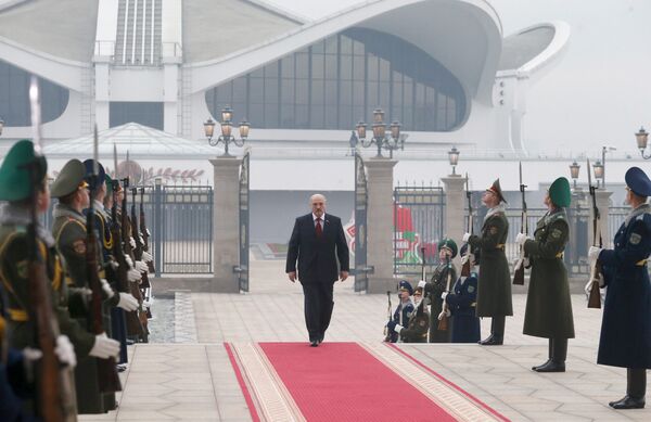 Александр Лукашенко по ковровой дорожке, вдоль которой выстроены военнослужащие роты почетного караула - Sputnik Беларусь