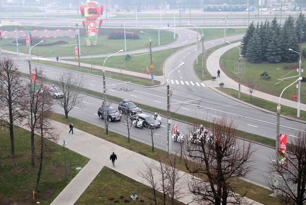 Кортеж Александра Лукашенко в сопровождении почетного эскорта из семи мотоциклистов прибыл ко Дворцу Независимости - Sputnik Беларусь