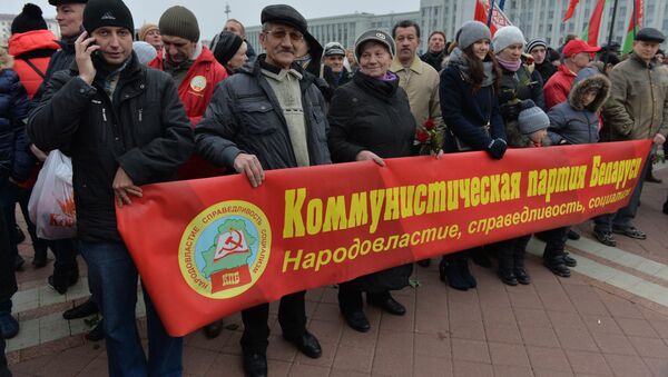Белорусские коммунисты на площади Независимости в Минске - Sputnik Беларусь