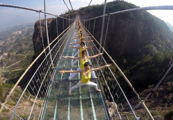 Женщины занимаются йогой на стеклянном мосту - Sputnik Беларусь